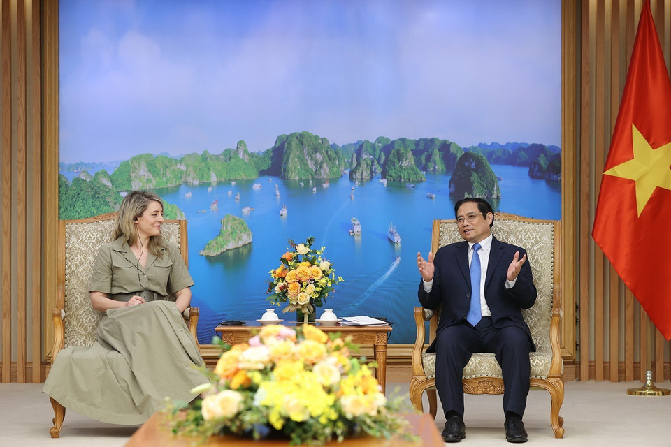 Thủ tướng Phạm Minh Chính tiếp Bộ trưởng Ngoại giao Canada Mélanie Joly. (Ảnh: Dương Giang/TTXVN)