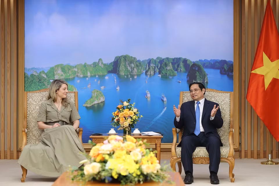 Thủ tướng Phạm Minh Chính tiếp Bộ trưởng Ngoại giao Canada Mélanie Joly. (Ảnh: Dương Giang/TTXVN)