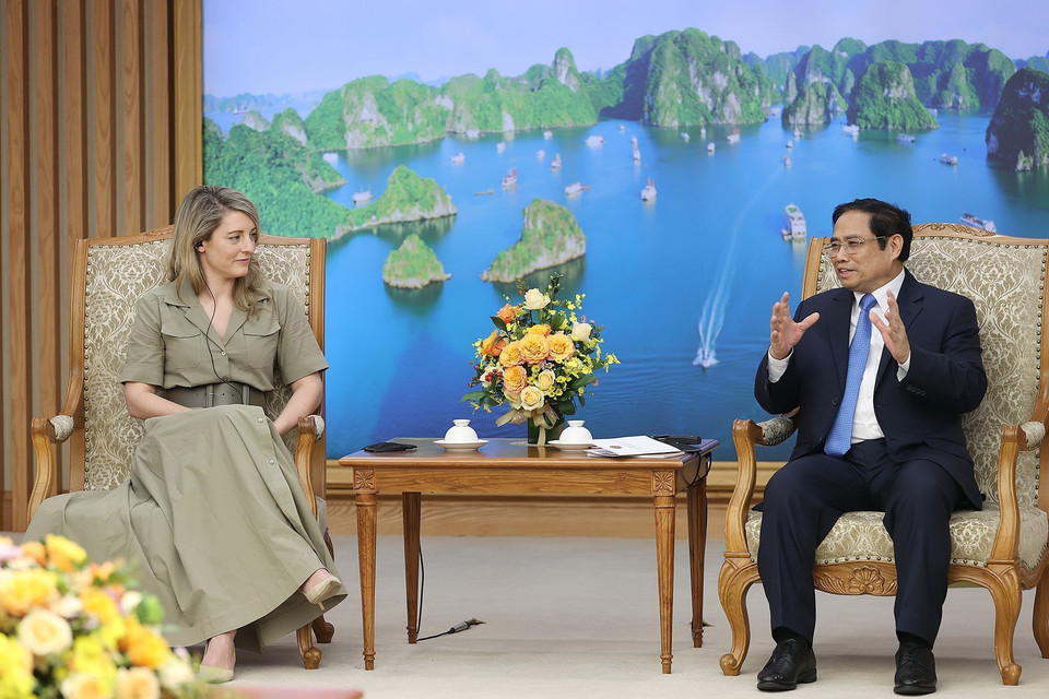Thủ tướng Phạm Minh Chính tiếp Bộ trưởng Ngoại giao Canada Mélanie Joly. (Ảnh: Dương Giang/TTXVN)