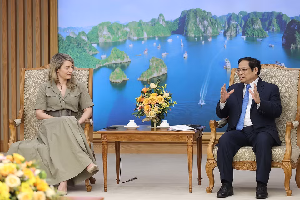 Thủ tướng Phạm Minh Chính tiếp Bộ trưởng Ngoại giao Canada Mélanie Joly. (Ảnh: Dương Giang/TTXVN)