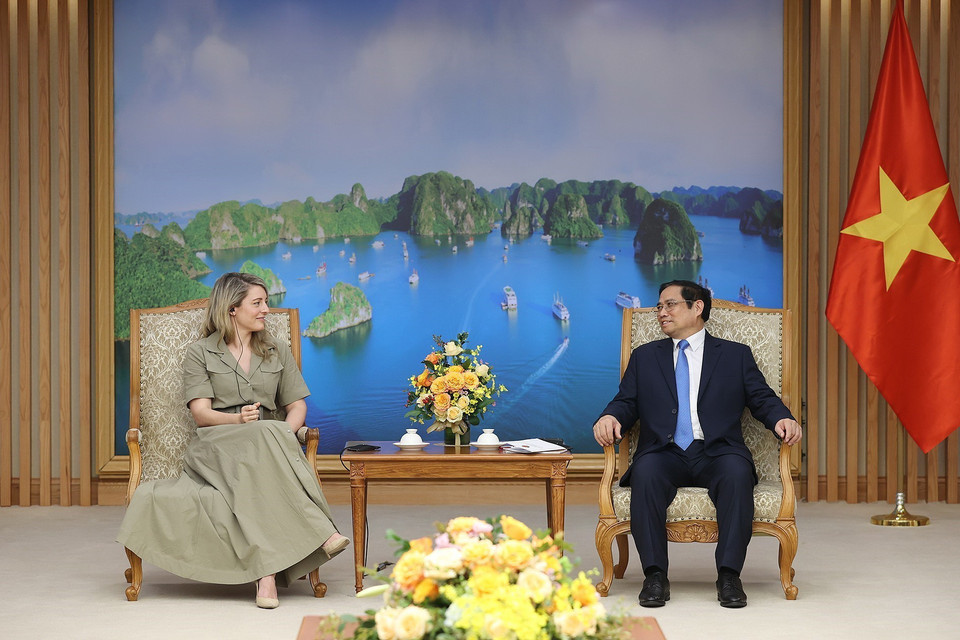 Thủ tướng Phạm Minh Chính tiếp Bộ trưởng Ngoại giao Canada Mélanie Joly. (Ảnh: Dương Giang/TTXVN)