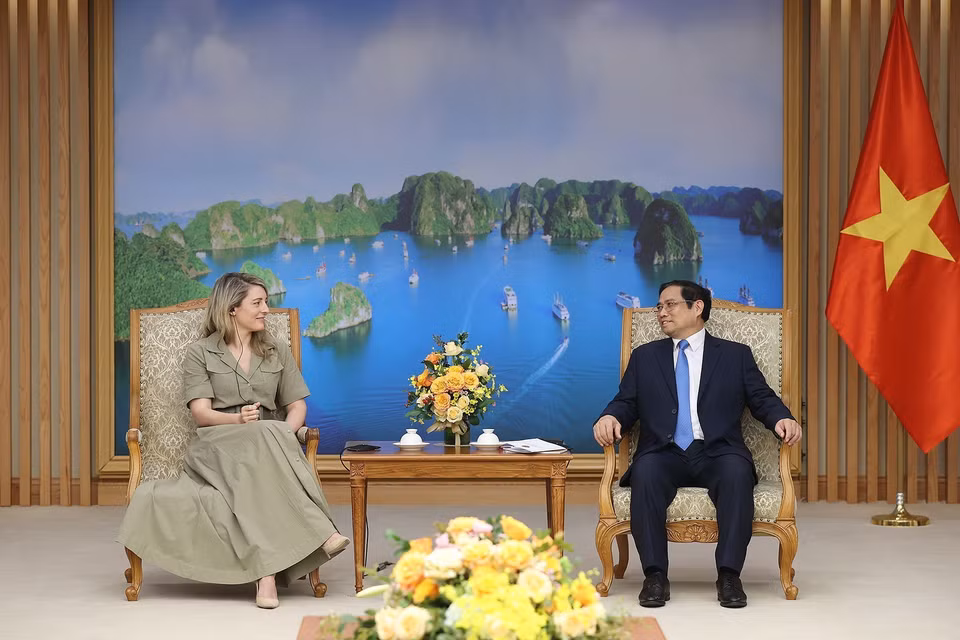 Thủ tướng Phạm Minh Chính tiếp Bộ trưởng Ngoại giao Canada Mélanie Joly. (Ảnh: Dương Giang/TTXVN)
