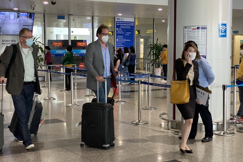 Khách quốc tế đến Hà Nội trong ngày đầu mở cửa đón khách du lịch. (Ảnh: TTXVN)