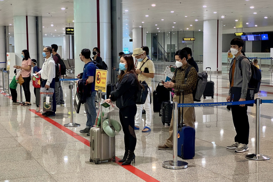 11h30 ngày 15/3/2022, Cảng HKQT Nội Bài đón chuyến bay SQ192 của hãng hàng không Singapore Airlines từ Singapore đến Hà Nội hạ cánh an toàn, đánh dấu một mốc mới Việt Nam. (Ảnh: TTXVN)