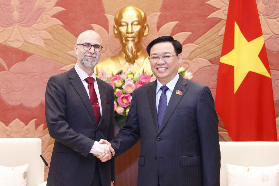 Chủ tịch Quốc hội Vương Đình Huệ tiếp Ngài Shawn Steil, Đại sứ Canada tại Việt Nam. (Ảnh: Doãn Tấn/TTXVN)