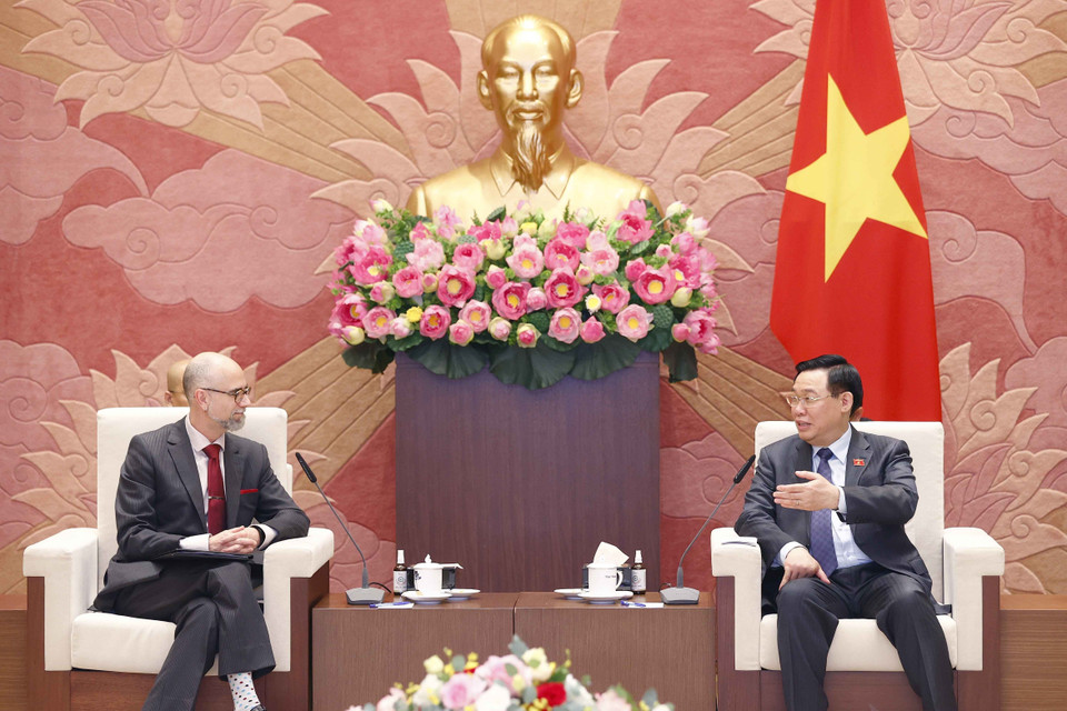 Chủ tịch Quốc hội Vương Đình Huệ tiếp Đại sứ Canada tại Việt Nam. (Ảnh: Doãn Tấn/TTXVN)