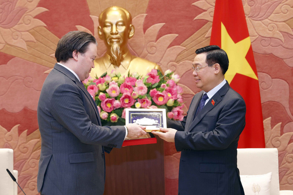 Chủ tịch Quốc hội Vương Đình Huệ tặng quà lưu niệm cho Đại sứ Hoa Kỳ tại Việt Nam Marc E. Knapper. (Ảnh: Doãn Tấn/TTXVN)
