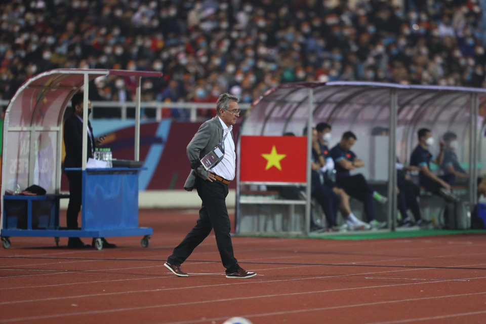 Bên kia chiến tuyến, huấn luyện viên Oman có phần không hài lòng khi mà đội nhà không thể ghi bàn. (Ảnh: Tá Hiển/Vietnam+)