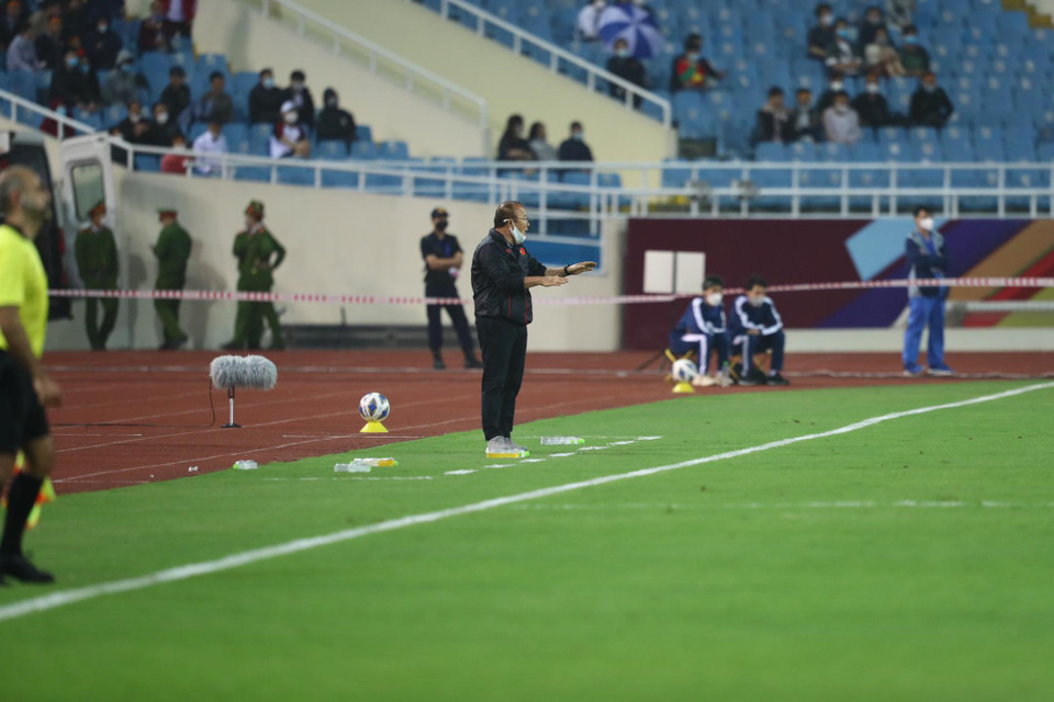 Huấn luyện viên Park Hang-seo luôn ra sát sân để chỉ đạo... (Ảnh: Tá Hiển/Vietnam+)