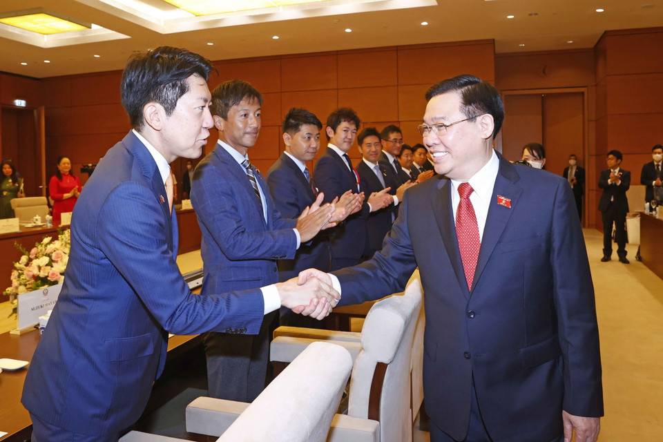 Chủ tịch Quốc hội Vương Đình Huệ với các đại biểu. (Ảnh: Doãn Tấn/TTXVN)