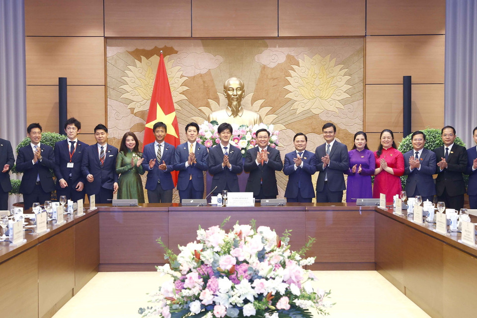 Chủ tịch Quốc hội Vương Đình Huệ chụp ảnh lưu niệm với đại biểu. (Ảnh: Doãn Tấn/TTXVN)