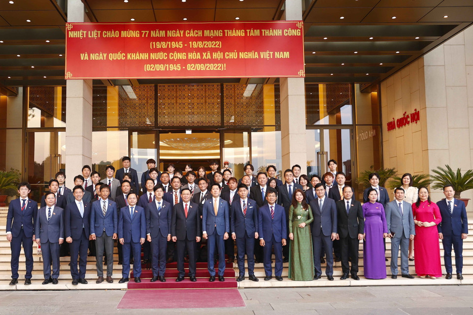 Chủ tịch Quốc hội Vương Đình Huệ chụp ảnh lưu niệm với đại biểu. (Ảnh: Doãn Tấn/TTXVN)