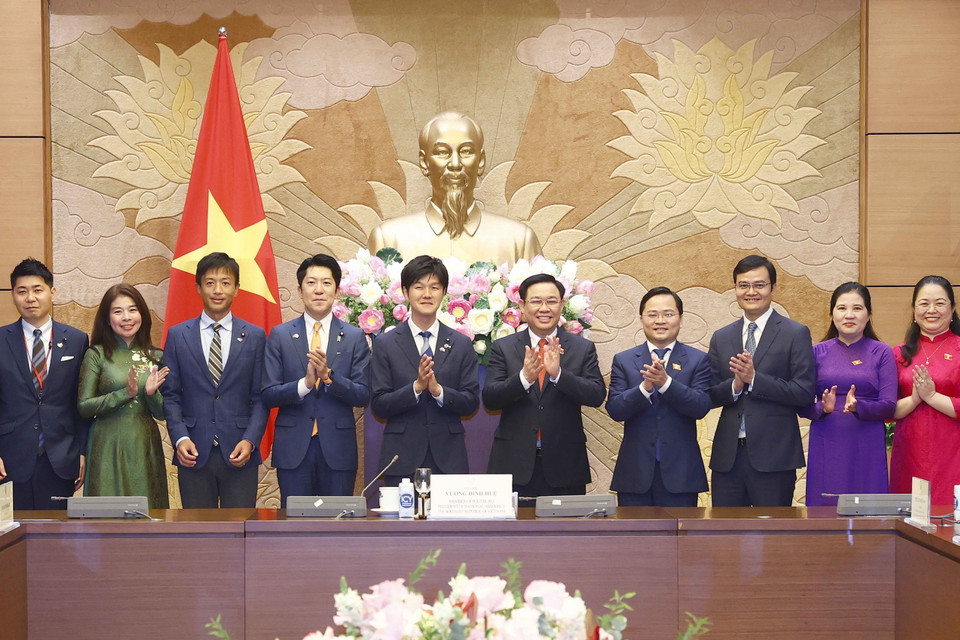 Chủ tịch Quốc hội Vương Đình Huệ chụp ảnh lưu niệm với đại biểu. (Ảnh: Doãn Tấn/TTXVN)