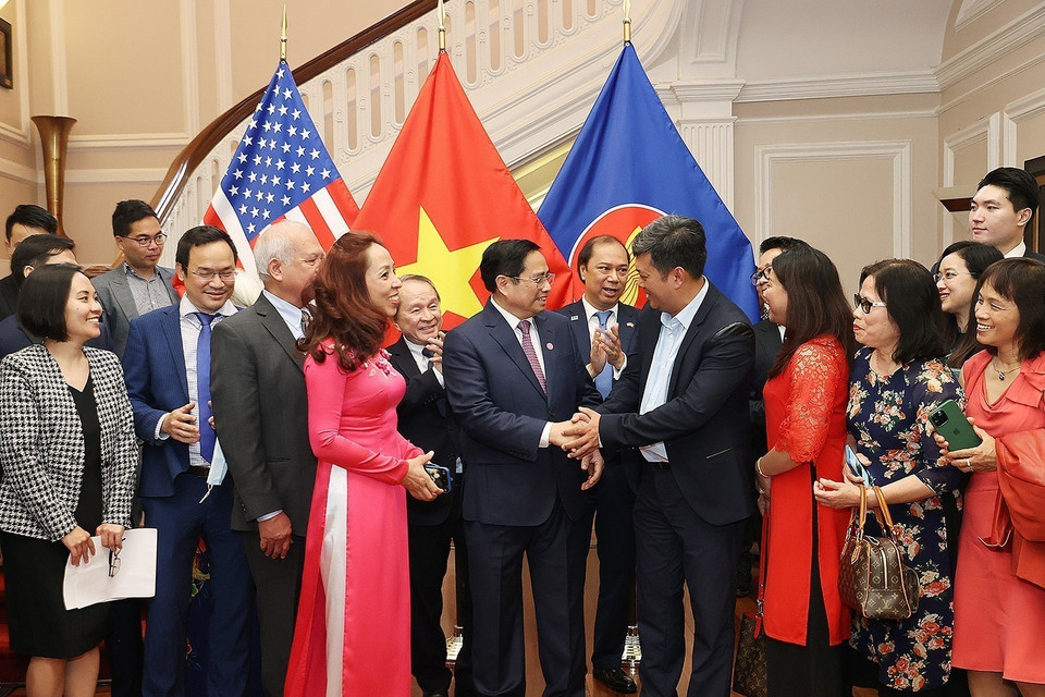 Thủ tướng Phạm Minh Chính với đại diện cộng đồng người Việt Nam tại Hoa Kỳ. (Ảnh: Dương Giang/TTXVN)