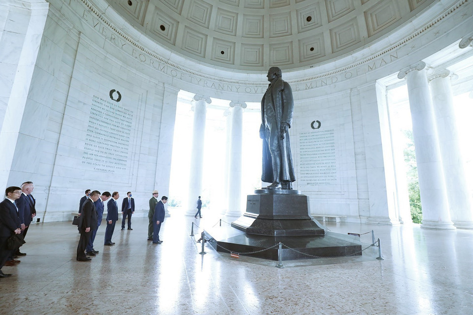 Thủ tướng Chính phủ Phạm Minh Chính tưởng niệm Tổng thống Thomas Jefferson. (Ảnh: Dương Giang/TTXVN)