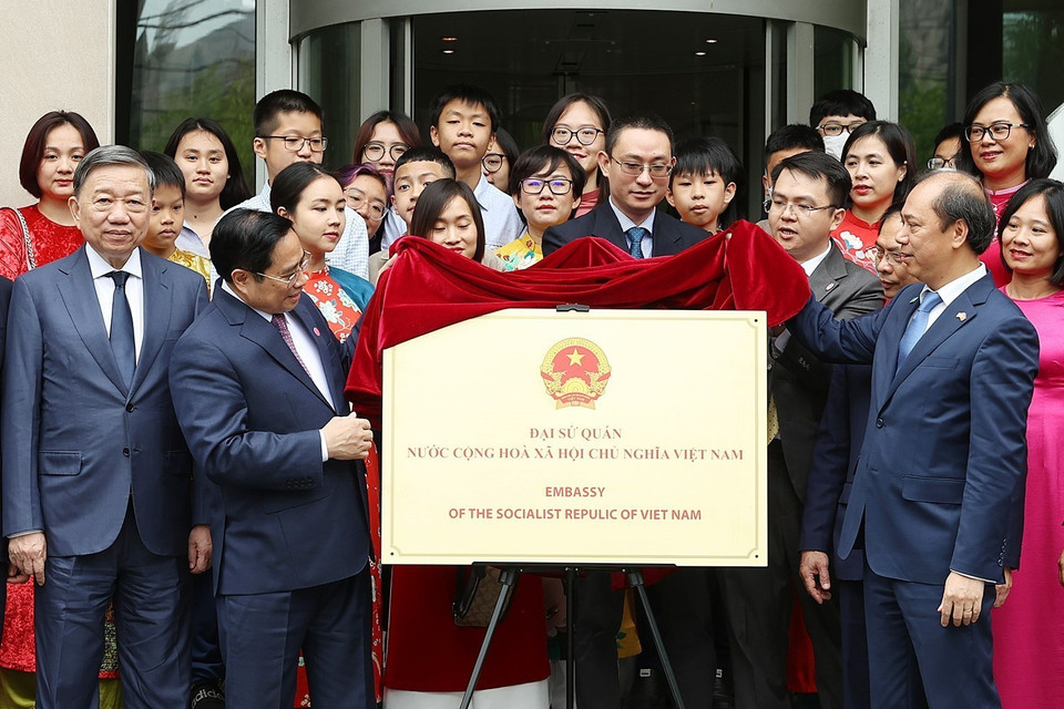 Thủ tướng Phạm Minh Chính và các đại biểu gắn biển trụ sở mới Đại Sứ quán Việt Nam tại Hoa Kỳ. (Ảnh: Dương Giang/TTXVN)