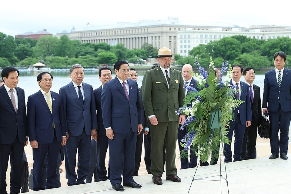 Thủ tướng Chính phủ Phạm Minh Chính đến đặt hoa tại Đài tưởng niệm Tổng thống Thomas Jefferson. (Ảnh: Dương Giang/TTXVN)