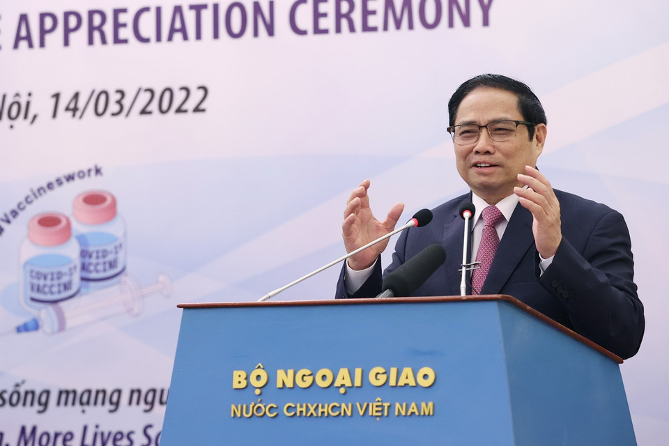 Thủ tướng cảm ơn các đối tác quốc tế đã hỗ trợ vaccine phòng COVID-19 cho Việt Nam. (Ảnh: Dương Giang/TTXVN)