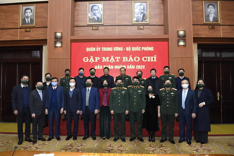 Các đồng chí lãnh đạo Bộ Quốc phòng và lãnh đạo các cơ quan thông tấn, báo chí tại buổi gặp mặt. (Ảnh: TTXVN phát)