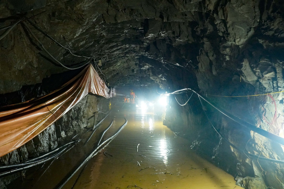 Bên trong hầm thủy điện nơi nạn nhân bị nước lũ cuốn mất tích. (Ảnh: Xuân Tư/TTXVN)