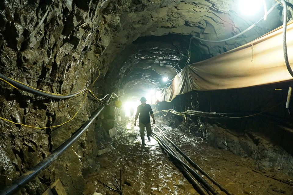 Bên trong hầm thủy điện nơi nạn nhân bị nước lũ cuốn mất tích. (Ảnh: Xuân Tư/TTXVN)