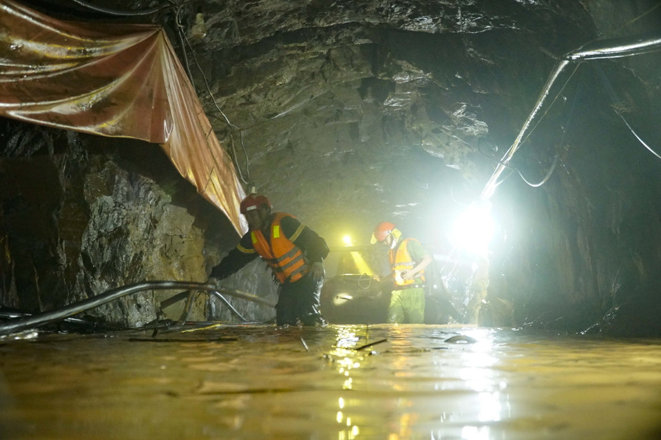 Hiện, lượng nước ở trong hầm vẫn còn khá nhiều. (Ảnh: Xuân Tư/TTXVN)