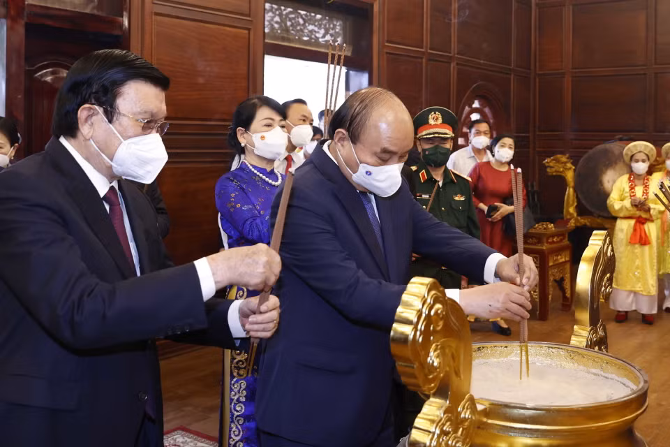 Chủ tịch nước Nguyễn Xuân Phúc dâng hương. (Ảnh: Thống Nhất/TTXVN)