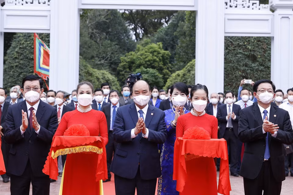 Chủ tịch nước Nguyễn Xuân Phúc và các đại biểu thực hiện nghi thức cắt băng khánh thành Đền thờ Tây Sơn Tam Kiệt. (Ảnh: Thống Nhất/TTXVN)