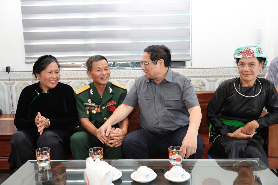 Thủ tướng Phạm Minh Chính thăm hỏi người dân khu tái định cư dự án Cảng hàng không Sa Pa tại xã Cạm Cọn, huyện Bảo Yên. (Ảnh: Dương Giang/TTXVN)