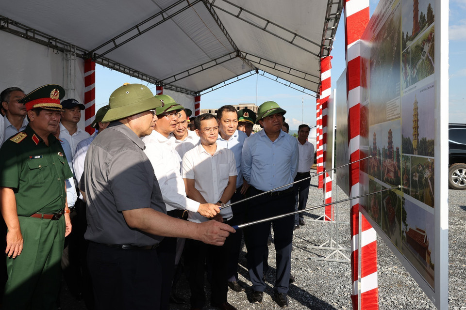 Thủ tướng Phạm Minh Chính khảo sát quy hoạch xây dựng khu công viên cảnh quan, văn hóa du lịch Kim Thành, thành phố Lào Cai. (Ảnh: Dương Giang/TTXVN)