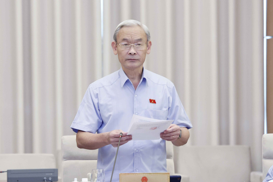 Chủ nhiệm Ủy ban Tài chính, Ngân sách của Quốc hội Nguyễn Phú Cường trình bày báo cáo thẩm tra. (Ảnh: Doãn Tấn/TTXVN)