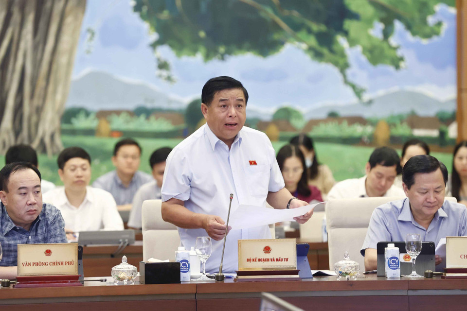 Bộ trưởng Bộ Kế hoạch và Đầu tư Nguyễn Chí Dũng trình bày tờ trình. (Ảnh: Doãn Tấn/TTXVN)