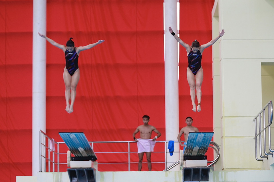 Các vận động viên tích cực luyện tập làm quen với các mức cầu, sáng 8/5. (Ảnh: Trọng Đạt/TTXVN)