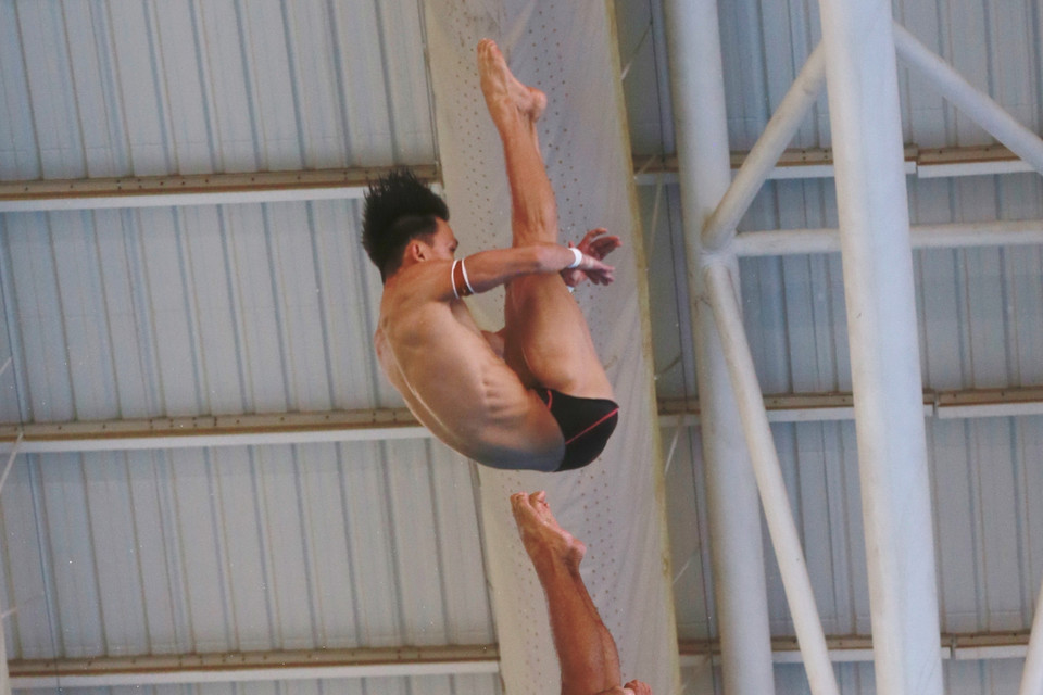 Các vận động viên tập luyện làm quen các mức cầu, sáng 8/5. Ảnh: Trọng Đạt-TTXVN