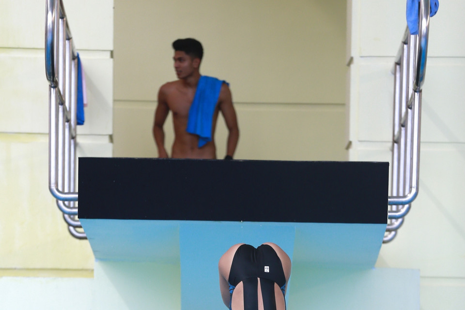 Vận động viên đội Nhảy cầu Malaysia tập luyện làm quen các mức cầu, sáng 8/5. (Ảnh: Trọng Đạt/TTXVN)