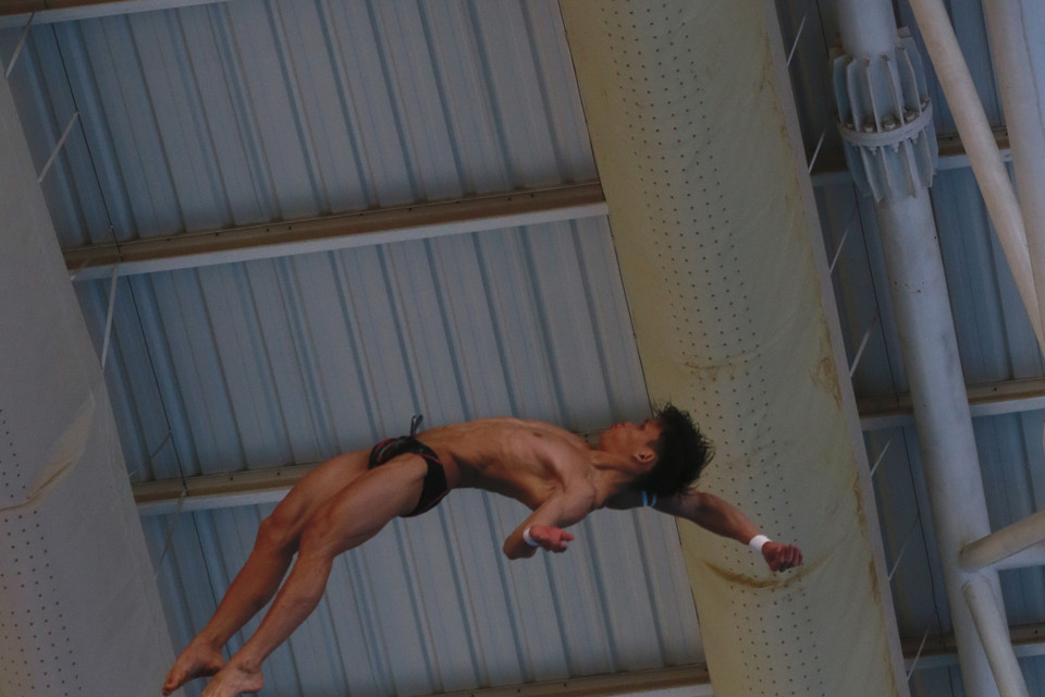 Các vận động viên Malaysia tập luyện làm quen các mức cầu, sáng 8/5. (Ảnh: Trọng Đạt/TTXVN)