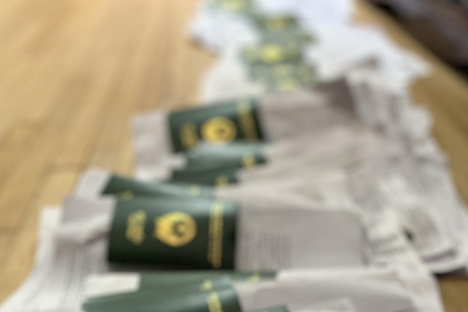 Tập hồ sơ xin cấp giấy thông hành của người Việt ở Ukraine có nguyện vọng về nước. (Ảnh: Mạnh Hùng/TTXVN)