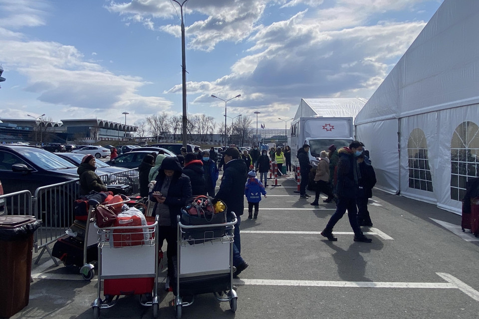 Bà con vào làn chờ chuẩn bị làm thủ tục xuất cảnh tại sân bay thủ đô Bucharest, Romania. (Ảnh: Mạnh Hùng/TTXVN)