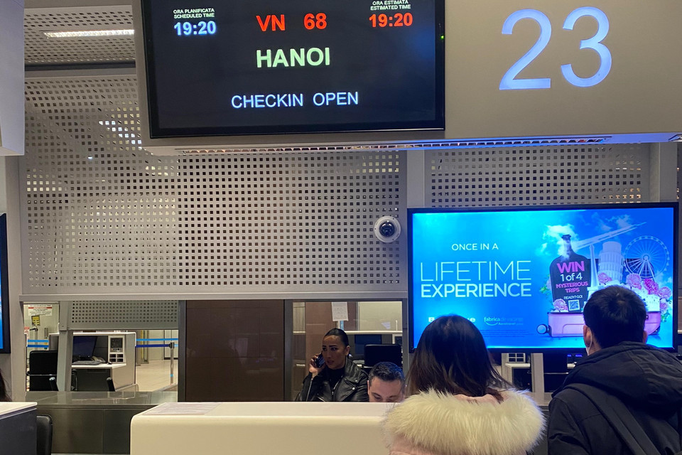 Người Việt ở Ukraine đang làm thủ tục xuất cảnh tại sân bay thủ đô Bucharest, Romania. (Ảnh: Mạnh Hùng/TTXVN)