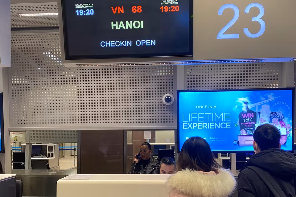 Người Việt ở Ukraine đang làm thủ tục xuất cảnh tại sân bay thủ đô Bucharest, Romania. (Ảnh: Mạnh Hùng/TTXVN)