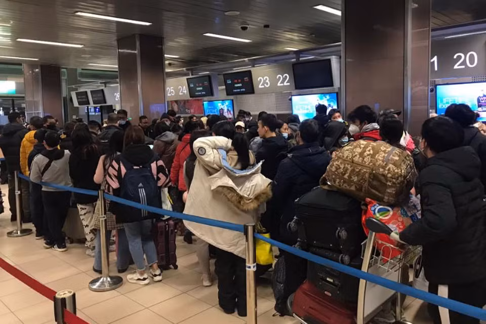 Xếp hàng làm thủ tục xuất cảnh tại sân bay thủ đô Bucharest, Romania. (Ảnh: Mạnh Hùng/TTXVN)