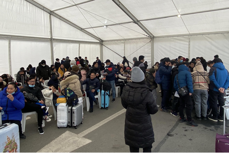 Người Việt ở Ukraine tại lán chờ chuẩn bị làm thủ tục xuất cảnh tại sân bay thủ đô Bucharest, Romania. (Ảnh: Mạnh Hùng/TTXVN)