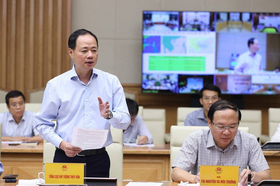 Tổng Cục trưởng Tổng cục Khí tượng Thuỷ văn Trần Hồng Thái báo cáo diễn biến cơn bão số 4. (Ảnh: Dương Giang/TTXVN)