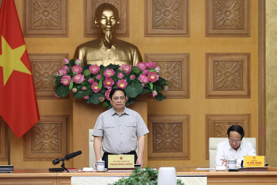 Thủ tướng Phạm Minh Chính chủ trì họp ứng phó cơn bão số 4. (Ảnh: Dương Giang/TTXVN)