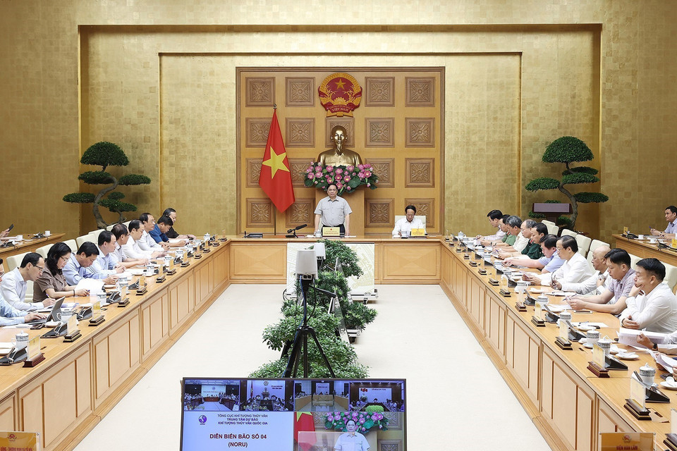 Thủ tướng Phạm Minh Chính chủ trì họp ứng phó cơn bão số 4 tại điểm cầu Chính phủ. (Ảnh: Dương Giang/TTXVN)