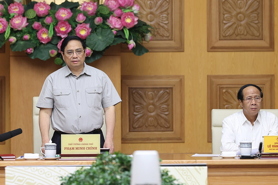 Thủ tướng Phạm Minh Chính chủ trì họp ứng phó cơn bão số 4. (Ảnh: Dương Giang/TTXVN)