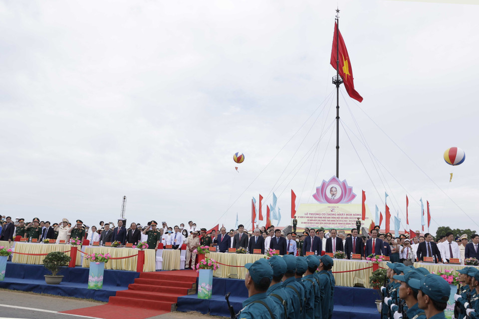 Lễ thượng cờ “ hống nhất non sông” tại Di tích Quốc gia đặc biệt "Đôi bờ Hiền Lương-Bến Hải." (Ảnh: Thống Nhất/TTXVN)