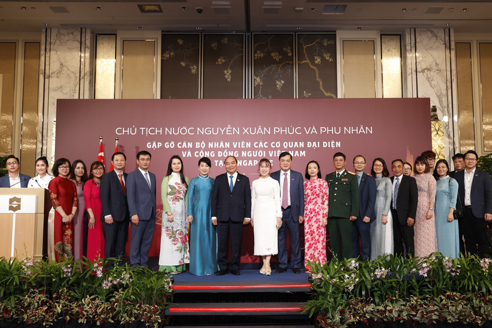 Chủ tịch nước Nguyễn Xuân Phúc và Phu nhân chụp ảnh chung với cán bộ, nhân viên Đại sứ quán và đại diện cộng đồng người Việt Nam tại Singapore. (Ảnh: Thống Nhất/TTXVN)