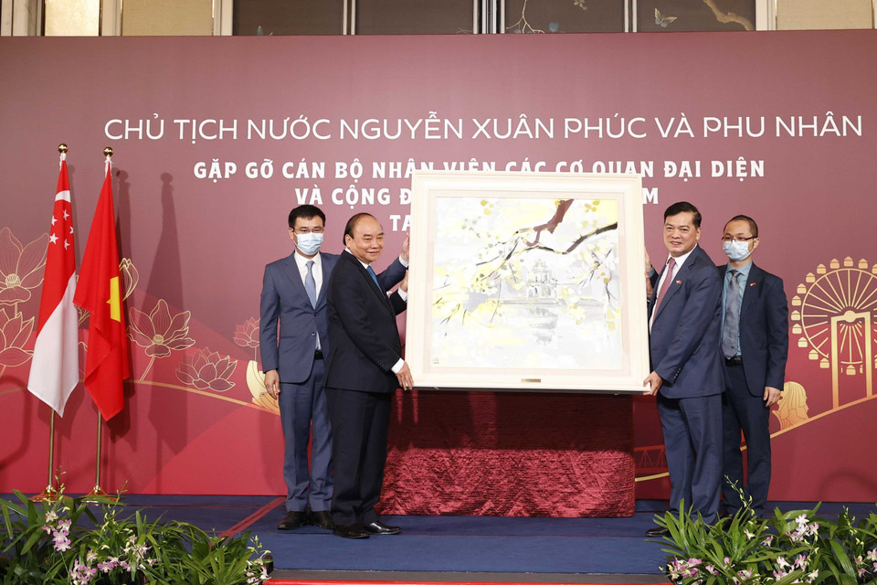 Chủ tịch nước Nguyễn Xuân Phúc tặng quà lưu niệm cho Đại sứ quán Việt Nam tại Singapore. (Ảnh: Thống Nhất/TTXVN)