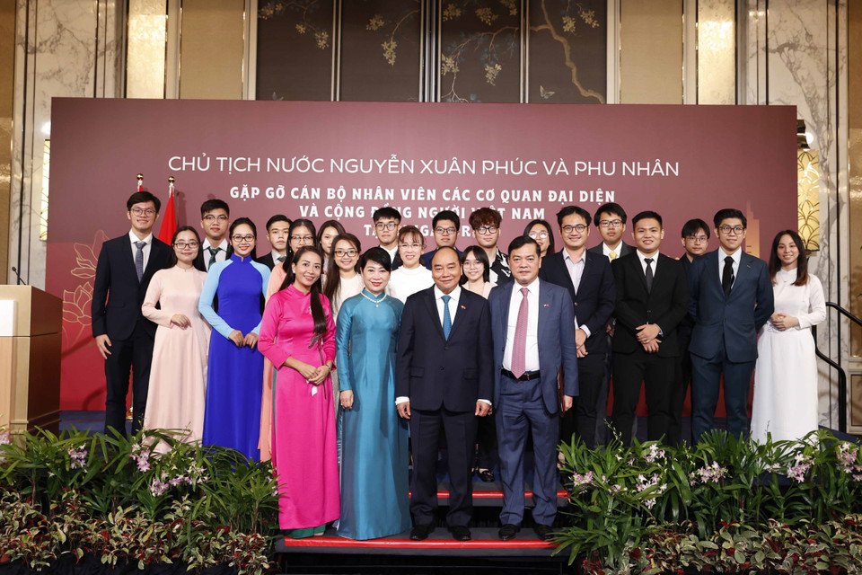 Chủ tịch nước và Phu nhân chụp ảnh chung với cán bộ, nhân viên Đại sứ quán và đại diện cộng đồng người Việt Nam tại Singapore. (Ảnh: Thống Nhất/TTXVN)